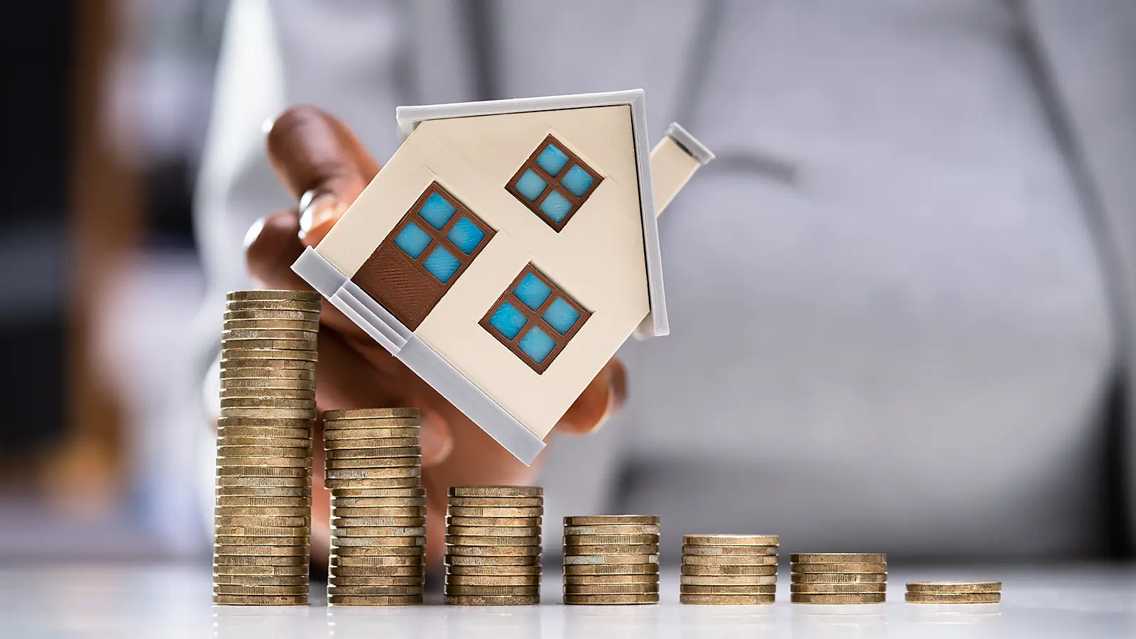 Splátky hypoték vychází díky levnějším nemovitostem podobně jako před růstem sazeb